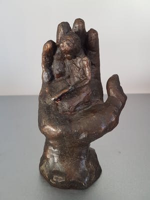 Astrid Veldhuyzen-Koppen - Beeld " Hand met lezend kind " kopen? Bied vanaf 35!