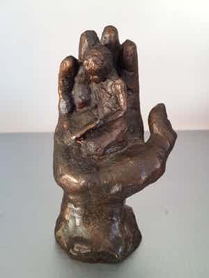 Astrid Veldhuyzen-Koppen - Beeld " Hand met lezend kind " verkocht voor € 35!