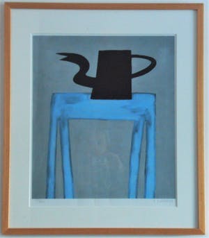 Klaas Gubbels - Zeefdruk, zwarte kan op blauwe tafel, mooi gelijst kopen? Bied vanaf 395!