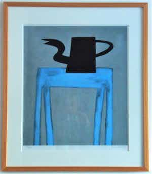 Klaas Gubbels - Zeefdruk, zwarte kan op blauwe tafel, mooi gelijst verkocht voor € 395!