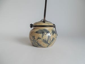Niet of onleesbaar gesigneerd - Chinees porselein opium potje met decoratie en karakters kopen? Bied vanaf 10!