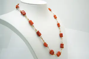 74 - Bijzonder vintage 14 karaats rosegouden halssieraad met bloedkoraal kopen? Bied vanaf 480!