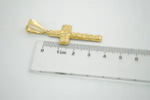 71 - Mooi bewerkte en zo goed als nieuwe 14 karaat geel gouden kruis hanger kopen? Bied vanaf 210!