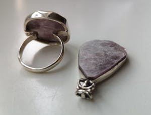 Niet of onleesbaar gesigneerd - hanger met ring met Flashy Lepidolite Mica kopen? Bied vanaf 10!