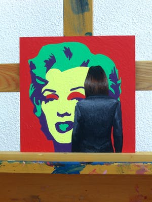 Gerard Boersma - Marilyn Purple (Vrouw kijkend naar portret Marilyn Monroe van Andy Warhol) kopen? Bied vanaf 75!