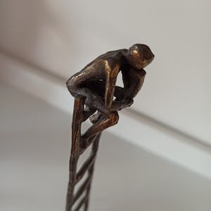 Corry Ammerlaan - Verbronsd sculptuur op sokkel; De Denkende Mens. kopen? Bied vanaf 1!