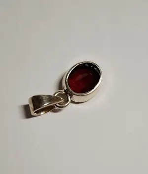 Nieuwe Handgemaakte  zilveren hanger met een mooie gefacetteerde Granaat kopen? Bied vanaf 55!