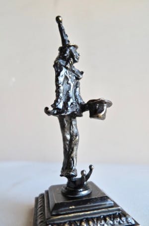 Corry Ammerlaan - Clown houdt hoed op -Beeld op mooi geprofileerd bronzen basement -deels verguld kopen? Bied vanaf 1!