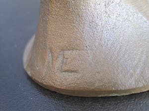 Brons (Onbekend) - Zittende vrouw op handen gedragen. kopen? Bied vanaf 75!