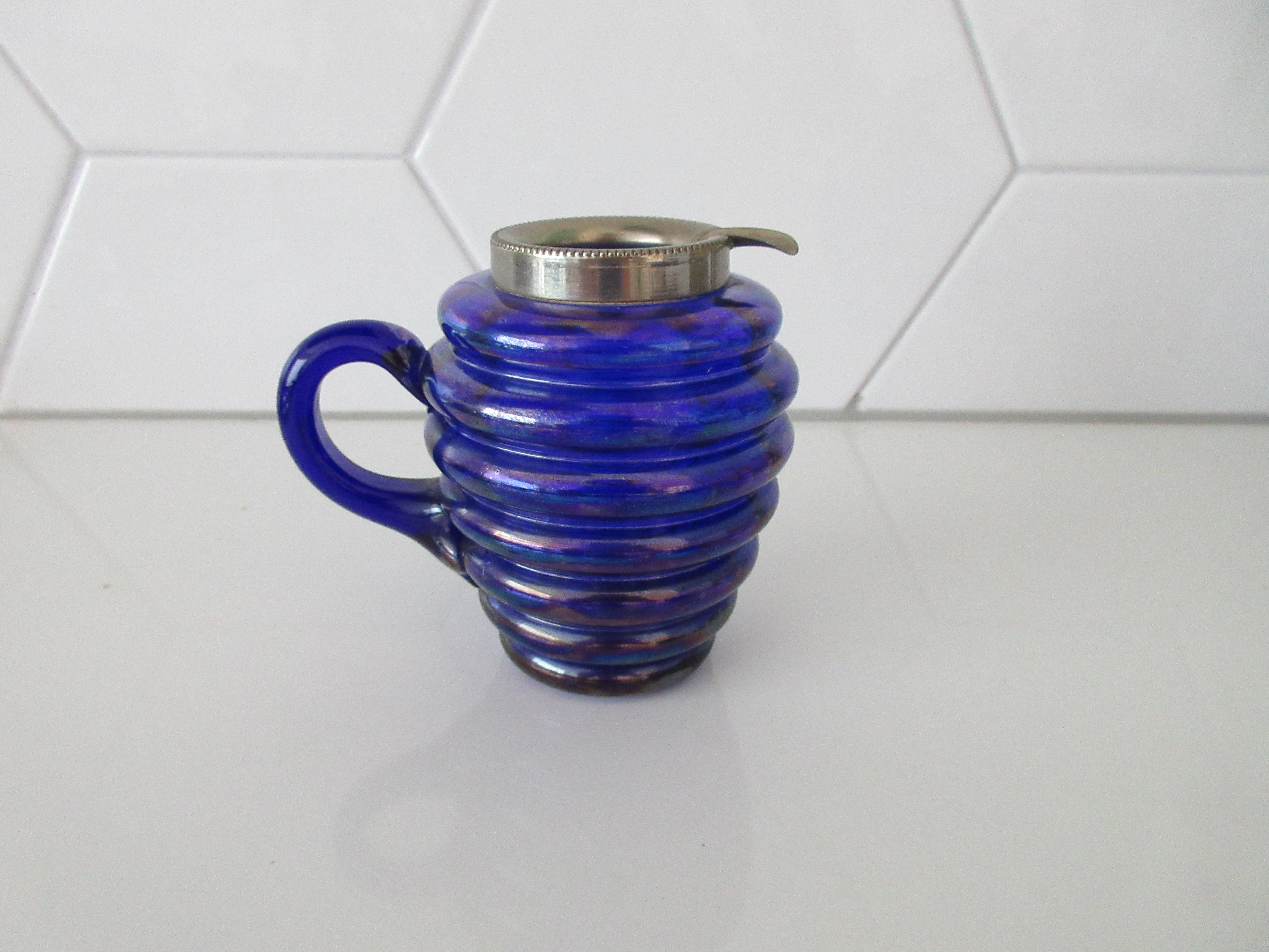 Niet of onleesbaar gesigneerd - Irise cobalt blauw geribbeld art nouveau glazen kannetje en beker met hengsel kopen? Bied vanaf 1!