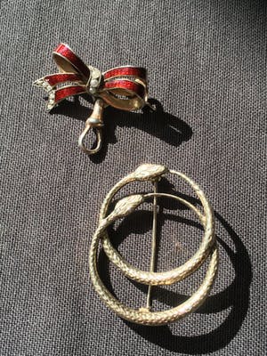 1e gehalte Zilver - zilveren slangenbroche en een rood email strikbroche kopen? Bied vanaf 10!