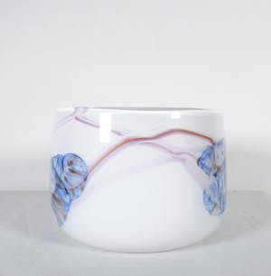 Barry Cullen - Witglazen kom met blauw decor en paarse slingers kopen? Bied vanaf 50!