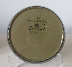 Plateelbakkerij Zuid-Holland - Twee glansplatelen schotels uit 1922 kopen? Bied vanaf 35!