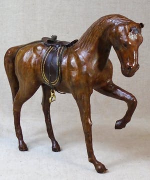 Curiosa - Vijf decoratieve paardjes, echt leder, metaal en composiet kopen? Bied vanaf 1!