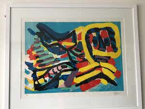 Karel Appel - Apres midi d’un singe sur la place de l’ecole V verkocht voor € 900!