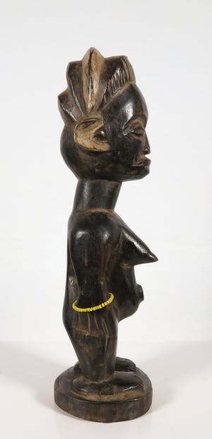 Yoruba - Ibedji - Vrouwenbeeld met armbanden van gele kralen kopen? Bied vanaf 20!