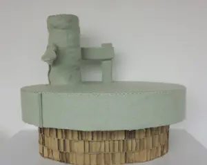 Buy Linda Nieuwstad - Object van textiel (hout en karton), Zonder titel? Bid from 70!