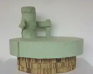 Buy Linda Nieuwstad - Object van textiel (hout en karton), Zonder titel? Bid from 70!