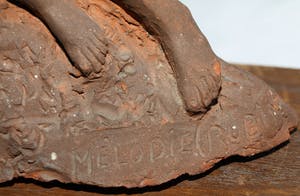 Niet of onleesbaar gesigneerd - Beeld van klei , Melodie , Rubinstein – 1941 – gesigneerd CH of HC kopen? Bied vanaf 1!