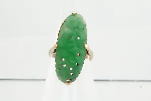 Acheter16- Langwerpige 14krt gouden ring met grote, fraai bewerkte Jade edelsteen? Enchérissez de 180!
