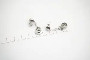 164- Chique PAAR 14 krt gouden Art Deco stijl dames oorstekers met diamant. kopen? Bied vanaf 220!