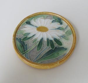 Faience- en Tegelfabriek Westraven - Zeer zeldzame Polychrome Cloisonne onderzetter ontwerp Dirk Zwanink '23-'34 kopen? Bied vanaf 1!