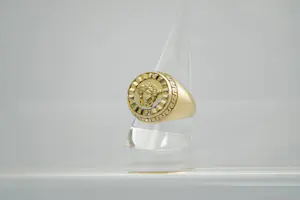 48 - Fraai bewerkte en massief 18 karaats geel gouden ring - Versace model kopen? Bied vanaf 700!