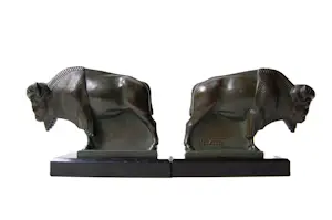 Max Le Verrier - Boekensteunen (2) - Gepatineerd metaal op marmer sokkel - Twee bizons kopen? Bied vanaf 750!