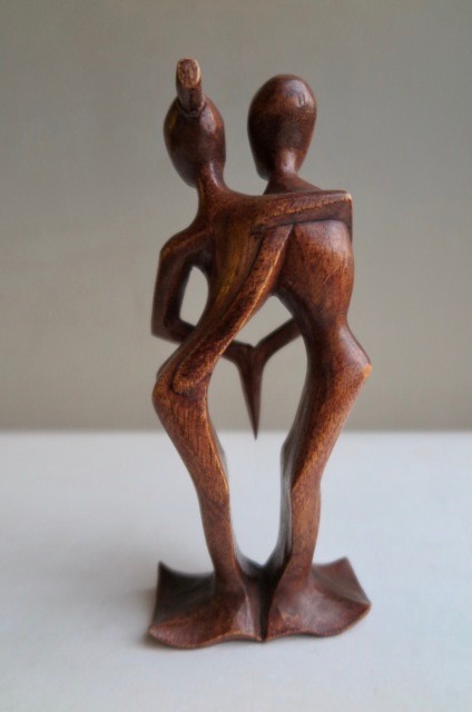 Niet of onleesbaar gesigneerd - Houtsnijwerk - Dancing love kopen? Bied vanaf 1!