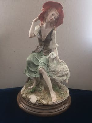 Giuseppe Armani - Capodimonte - Romantische beeld van Jonge Vrouw met Lam kopen? Bied vanaf 15!