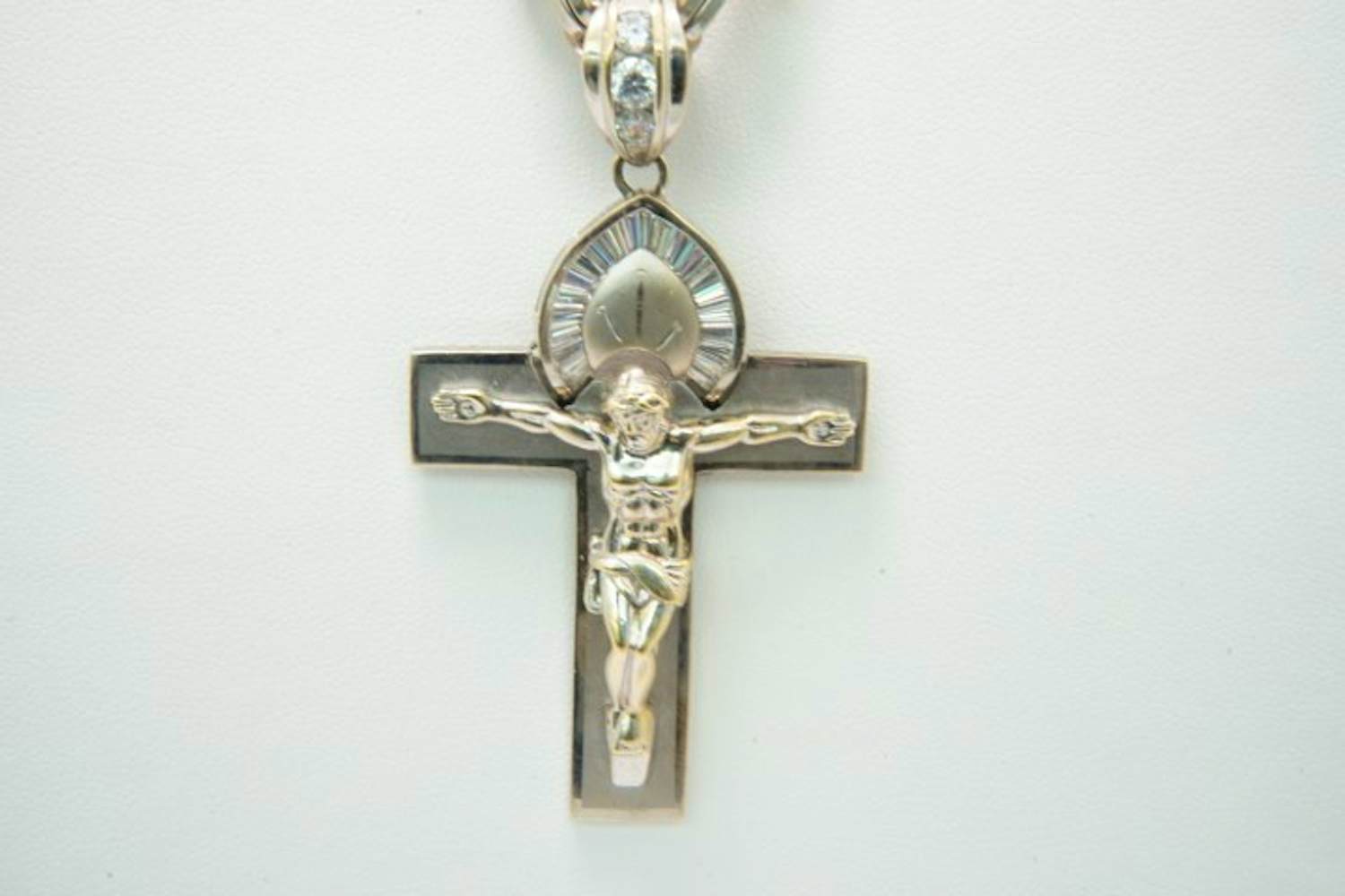 66- Opvallend 18Kt bi-color gouden collier + fraai vormgegeven 18Kt gouden kruis kopen? Bied vanaf 1800!