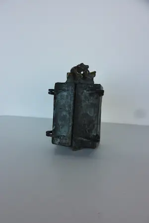 Mieke Oldenburg - Brons, Kastje met beweegbare deuren met vrouwfiguur kopen? Bied vanaf 200!