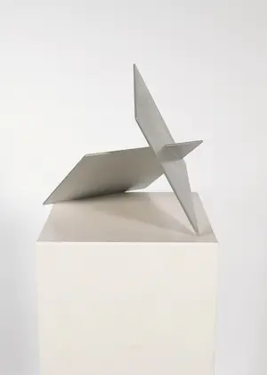 Niet of onleesbaar gesigneerd - Sculptuur bestaande uit twee zilverkleurige vierkanten kopen? Bied vanaf 1!