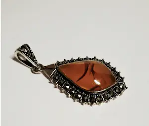 Nieuw vintage teardrop-hanger met gouden amber en marcasiet kopen? Bied vanaf 65!