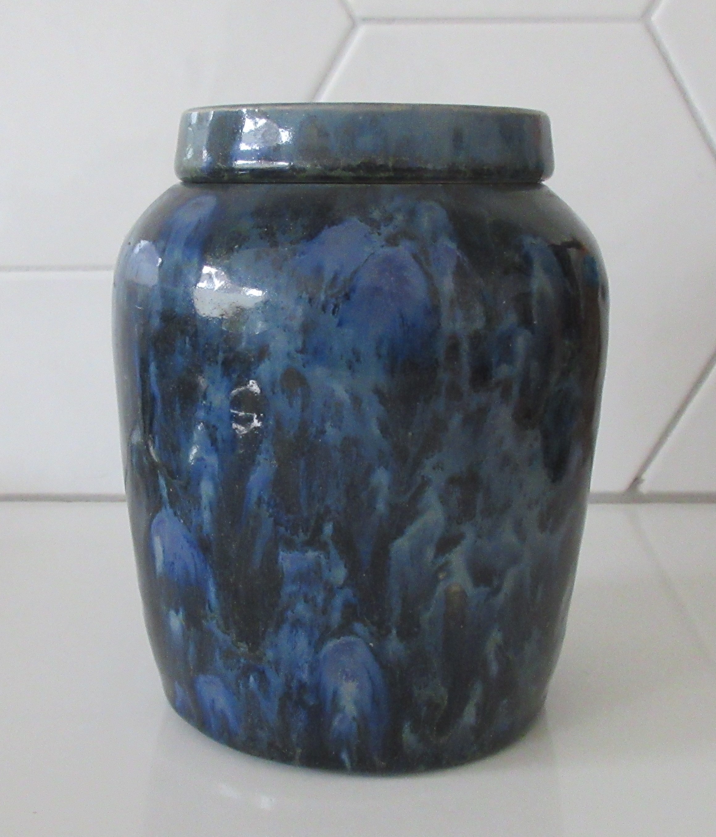 Niet of onleesbaar gesigneerd - Studio keramische dekselpot met blauw stroom en kristalline glazuur kopen? Bied vanaf 1!