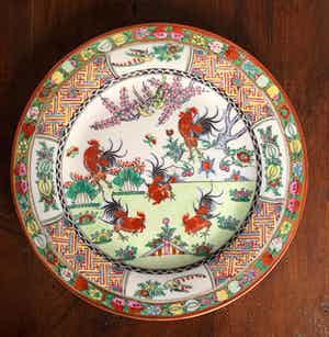 Niet of onleesbaar gesigneerd - FAMILLE ROSE CANTON ROOSTER PORCELAIN PLATE verkocht voor € 1!