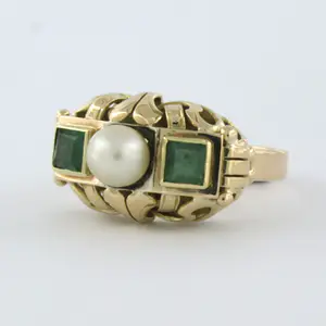 14k gouden ring bezet met parel en carre geslepen smaragd - ringmaat 17.75(56) kopen? Bied vanaf 260!