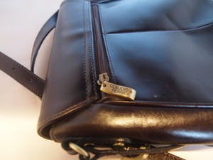 Niet of onleesbaar gesigneerd - Vintage bruin leren Crossbody Bag van Claudio Ferricci kopen? Bied vanaf 10!