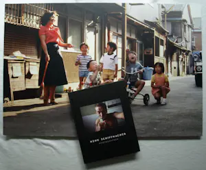 Henk Schiffmacher - Gesigneerde foto op dibond “Kinderen” + gesigneerd fotoboek kopen? Bied vanaf 200!