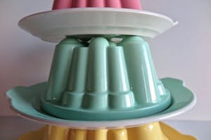 Firma Regout & Co - Antieke Puddingvormen met schotel - 3 kleuren (!)- Stapelbaar - Gemerkt kopen? Bied vanaf 129!