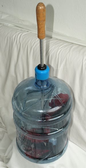 Niet of onleesbaar gesigneerd - Installatie-kunst , Paraplu + Watertank – ca 2003 kopen? Bied vanaf 1!