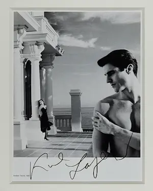 Buy Karl Lagerfeld - Gesigneerde uitnodiging Vernissage Galerie Hans Mayer 1989? Bid from 390!