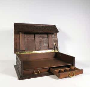 Niet of onleesbaar gesigneerd - Hout, Gesneden schrijfkistje verkocht voor € 1!