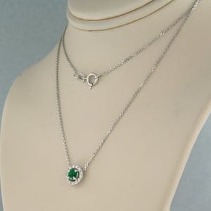 14k gouden collier met hanger bezet met smaragd en briljant geslepen diamant kopen? Bied vanaf 175!