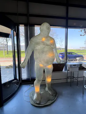 Jurriaan van Hall - Zeer groot beeld van kunststof met lichtbronnen, Bruddha kopen? Bied vanaf 2000!