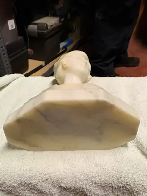 Gustave Van Vaerenbergh - Jonge dame met muts (marmer) - 1915 kopen? Bied vanaf 150!