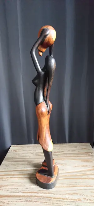Niet of onleesbaar gesigneerd - Abstract houten beeld - Afrikaanse vrouw met kruik kopen? Bied vanaf 1!