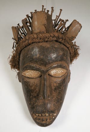 Yombe - Beschermmasker met nagels en magische stof in buidels kopen? Bied vanaf 1!