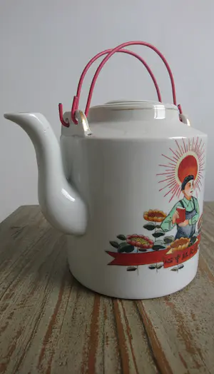 Niet of onleesbaar gesigneerd - Chinese propaganda theepot - Mao's Culturele Revolutie kopen? Bied vanaf 1!