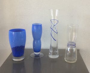 Niet of onleesbaar gesigneerd - VIER BLAUWE GLAZEN VAZEN kopen? Bied vanaf 1!